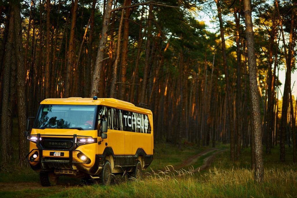 ov-shooting-11 Ônibus off-road da Torsus tem versão escolar e encara até mata fechada