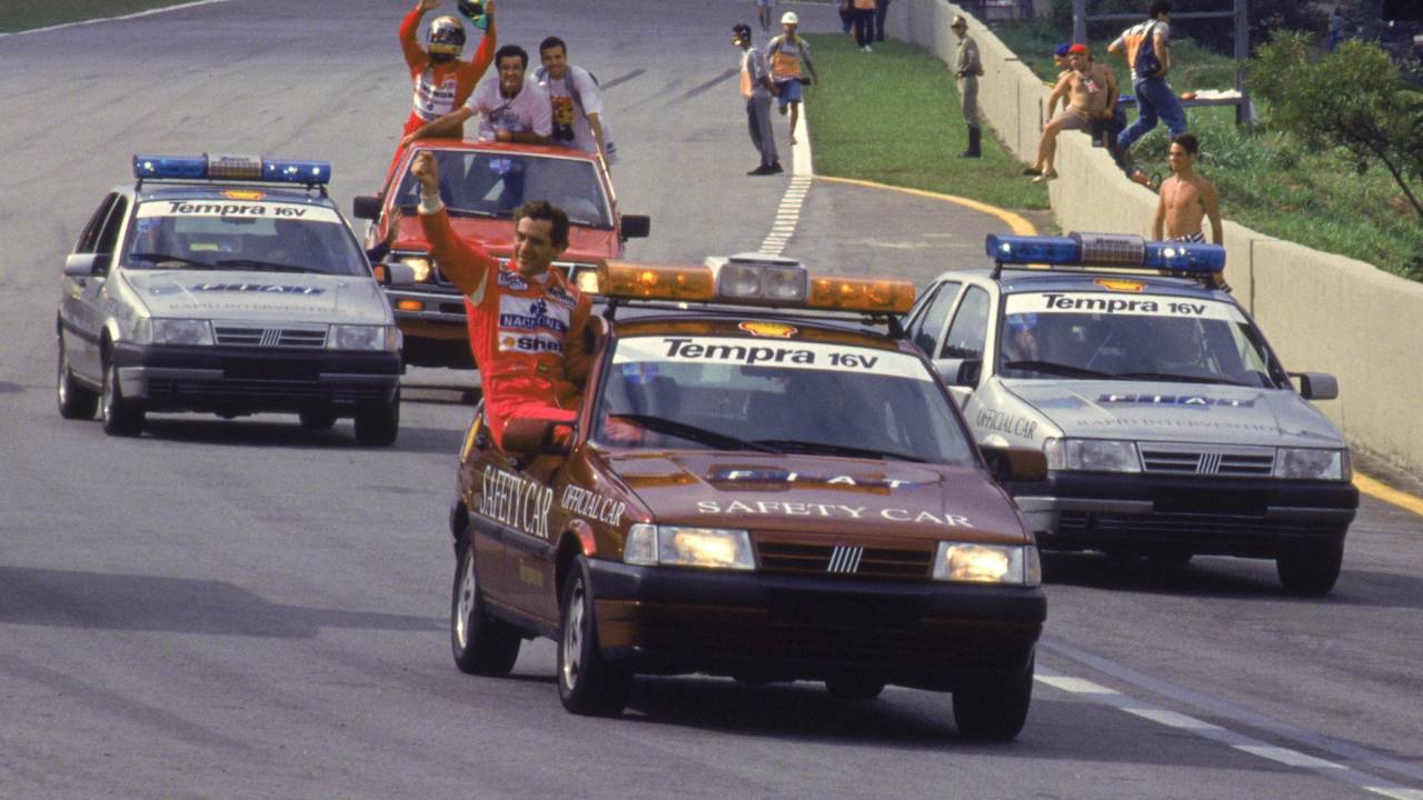 Ayrton Senna, no Safety Car, comemorando a vitória no GP Brasil de F1.