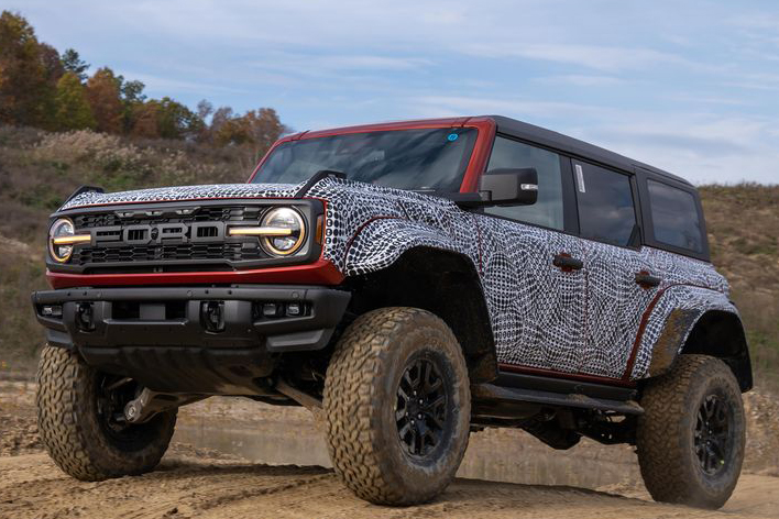 FORD BRONCO RAPTOR 3 Ford Bronco Raptor com camuflagem visto 3/4 de frente