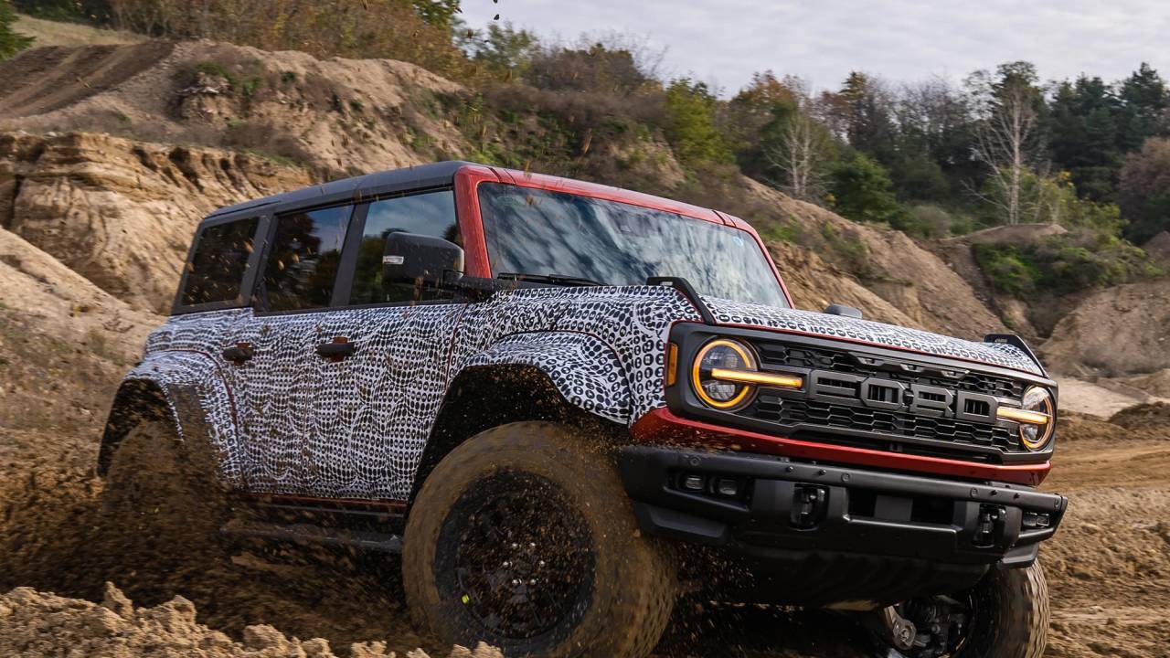 Ford Bronco Raptor com camuflagem visto 3/4 de frente