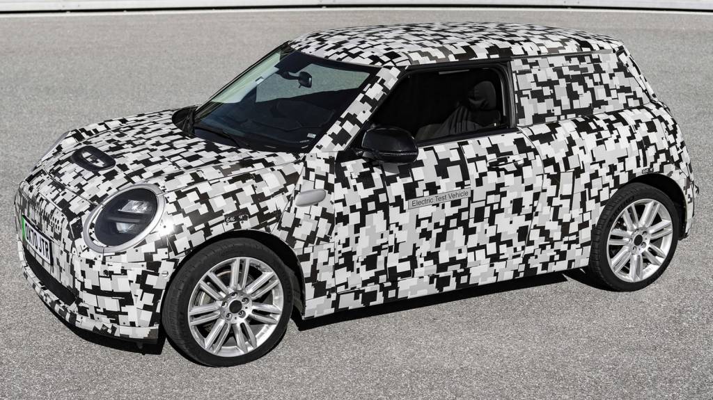 MINI 2023 1 Mini Cooper 2023 camuflado visto 3/4 de frente