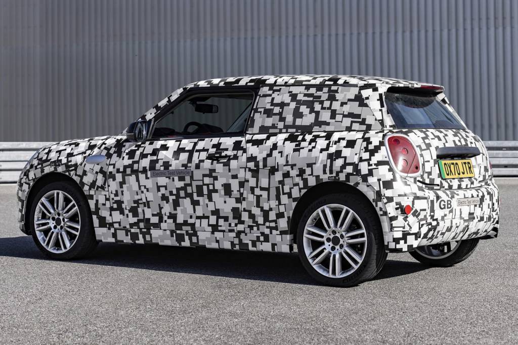 MINI 2023 4 Mini Cooper 2023 camuflado visto 3/4 de trás
