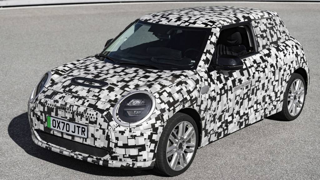 MINI 2023 Mini Cooper 2023 camuflado visto 3/4 de frente