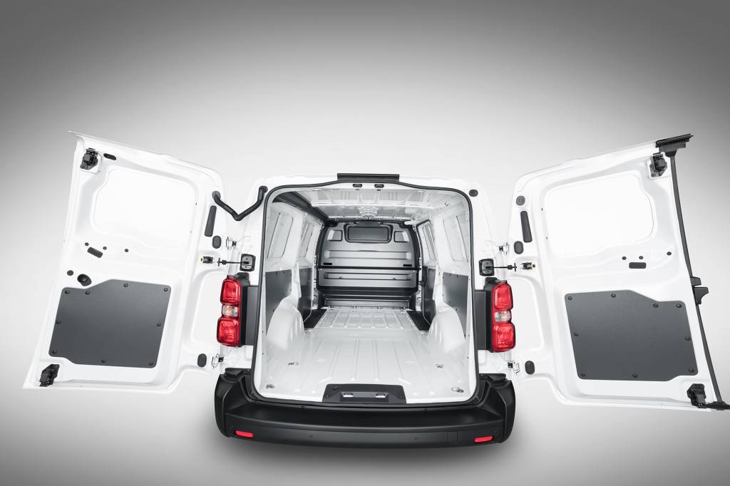 PEUGEOTeEXPERT_15 Portas se abrem em até 180º para facilitar entrada de cargas grandes