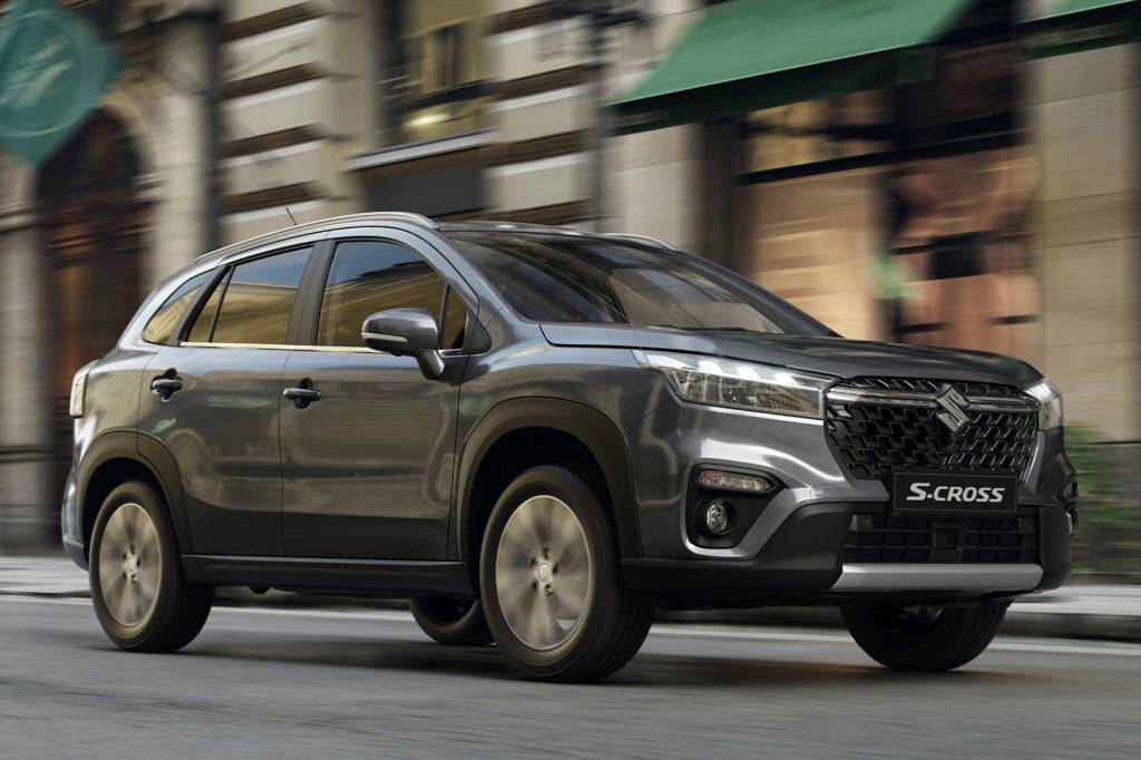 SUZUKI S-CROSS 2022 3 Suzuki S-Cross 2022 cinza visto 3/4 de frente