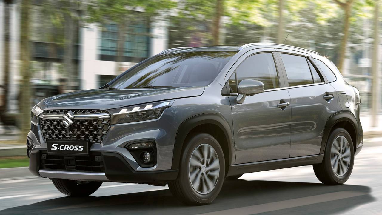 Suzuki S-Cross 2022 cinza visto 3/4 de frente