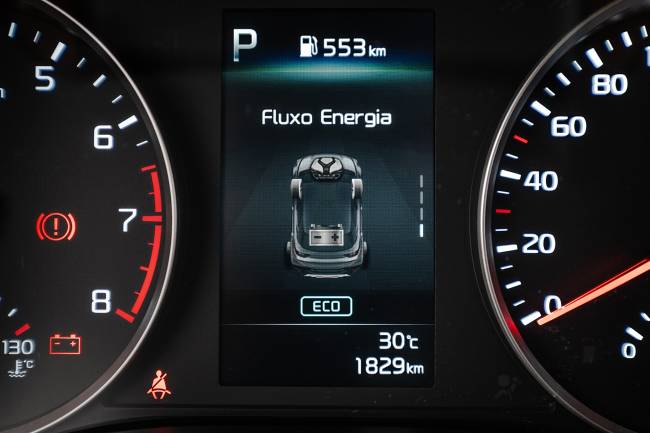 35_kia_stonic Computador de bordo mostra quando a bateria está alimentando o motor elétrico e vice-versa