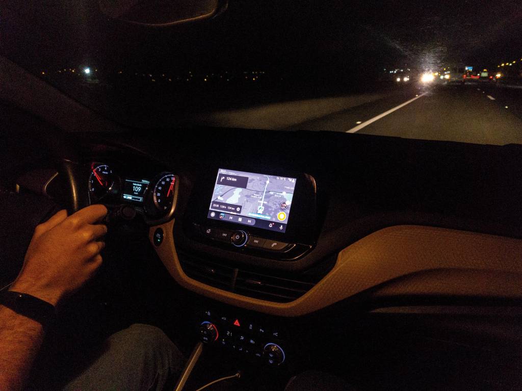 Longa Duração: central do Chevrolet Onix Plus ofusca o motorista à noite