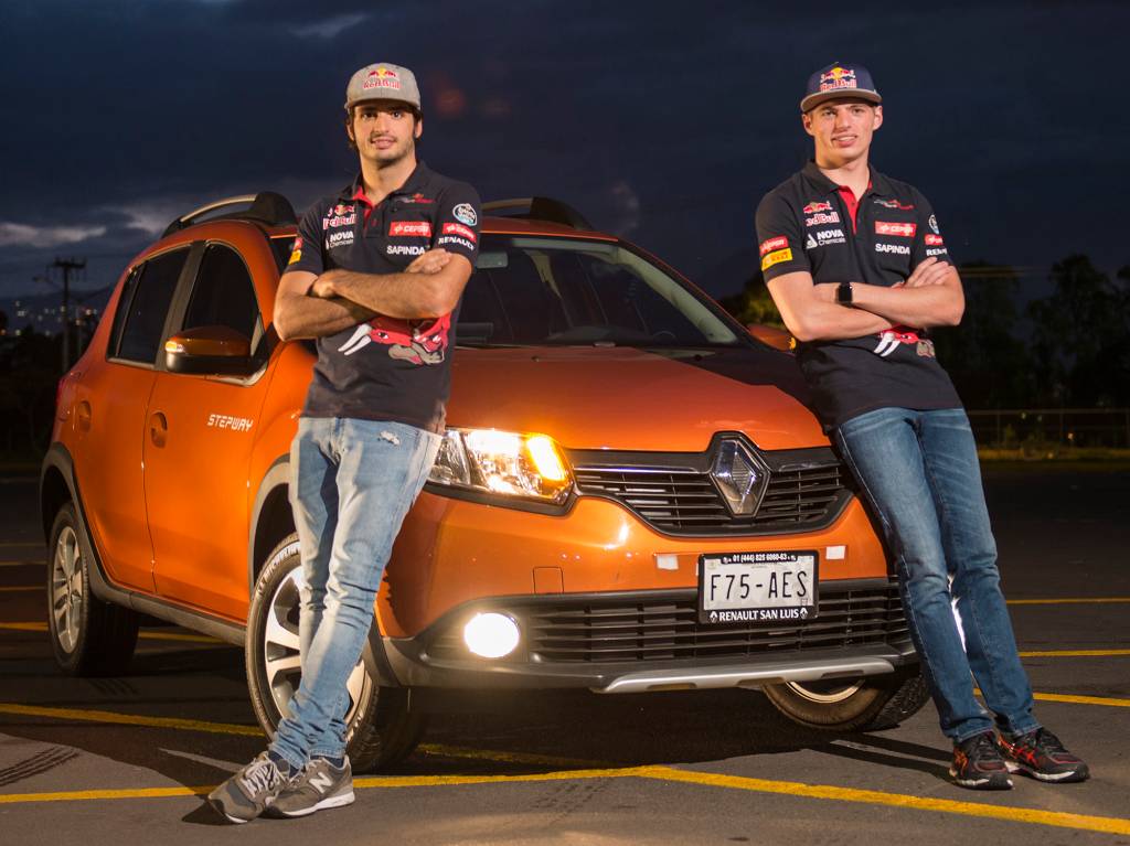 Carlos Sainz and Max Verstappen – Lifestyle Ao lado de Carlos Sainz e um Renault Stepway, Verstappen ganhou da francesa seu primeiro carro, um Clio RS