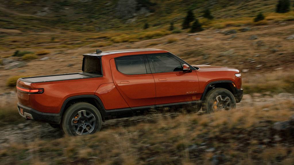 2022-Rivian-R1T-17 Modelo tem comprimento de Hilux, largura de Ram 1500 e peso de Hyundai HR carregado