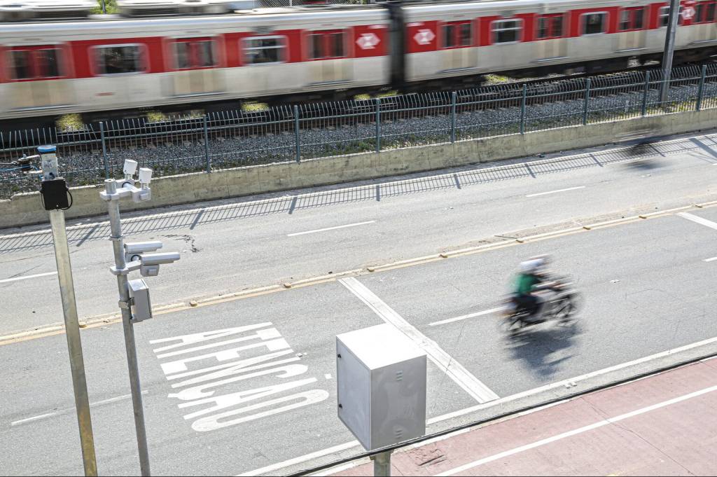 França instala radares antirruído para multar carros e motos barulhentos