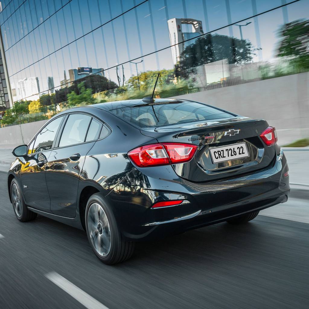 Chevrolet Cruze Midnight Chevrolet Cruze RS vira única opção do hatch; sedã ganha versão Midnight