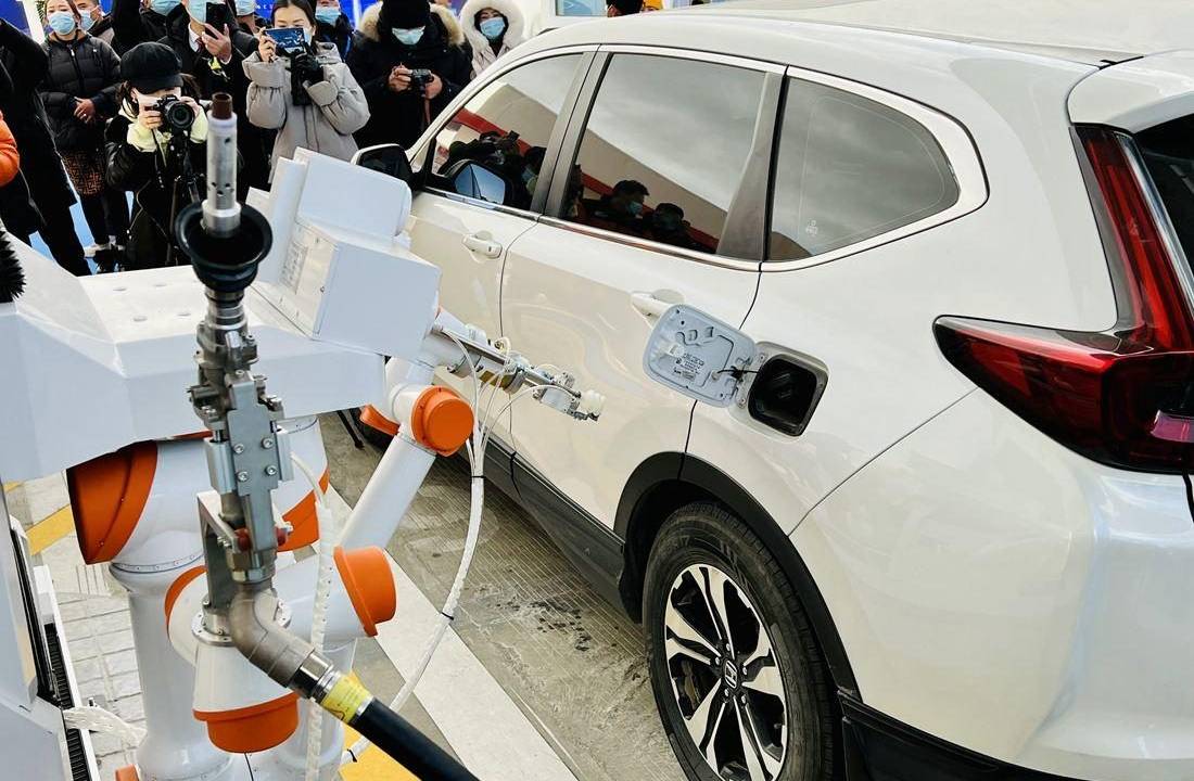 Robô abastece carro na inauguração de sistema automático em Lhasa, Tibete