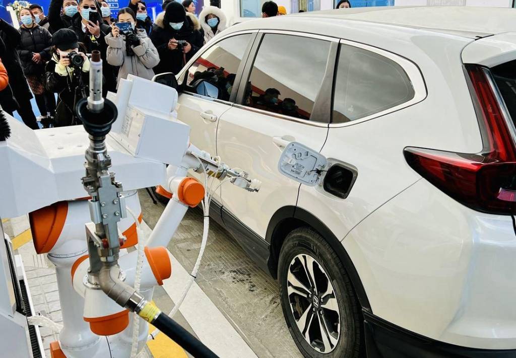 China inaugura posto com “frentista-robô” e abastecimento 100% autônomo