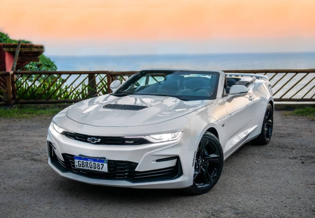 chevrolet-camaro-ss-2021-branco-conversivel-estacionado-em-mirante