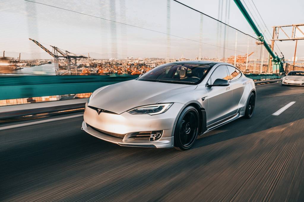 Koenigsegg fabricará componentes para modificar carros elétricos da Tesla