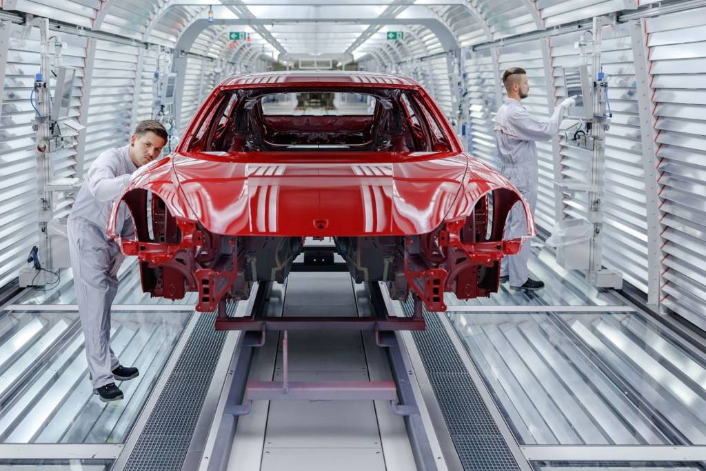 Fábricas de carro na Europa já estão parando devido à guerra na Ucrânia