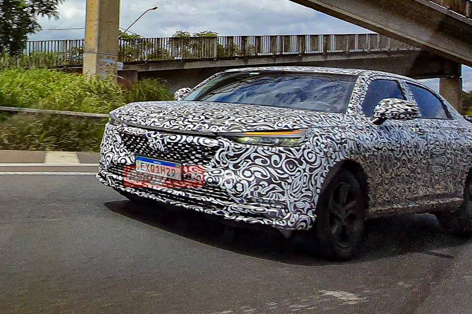 Tanto a grade frontal (com direito a cromado) quanto os escapes traseiros são iguais ao do HR-V esportivo da Ásia Tanto a grade frontal (com direito a cromado) quanto os escapes traseiros são iguais ao do HR-V esportivo da Ásia