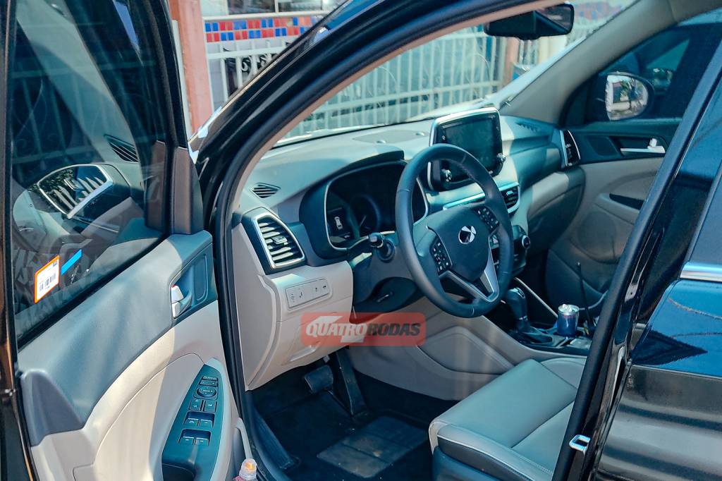 Flagra Hyundai Tucson-3 Principal novidade interna é a central multimídia flutuante