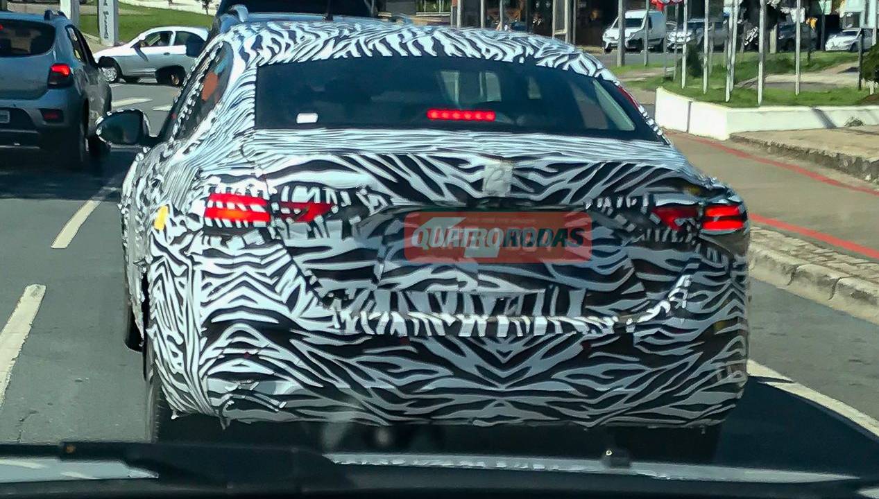 Novo Nissan Sentra flagrado em testes no Paraná