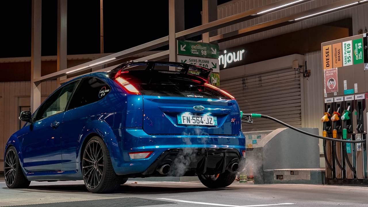 Ford Focus sendo abastecido com etanol em posto na França