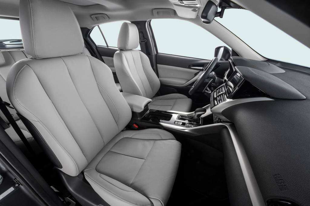 Mitsubishi Eclipse Cross 2023 (13) Couro acinzentado é uma das novidades da linha 2023