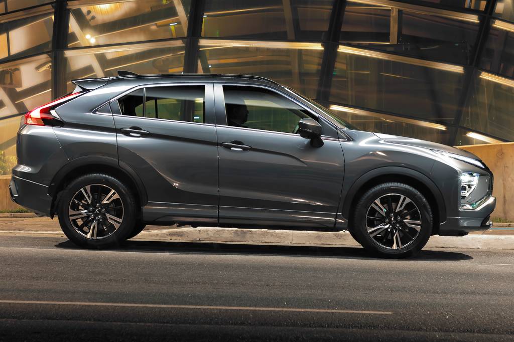 Mitsubishi Eclipse Cross 2023 (2) Laterais trazem molduras logo abaixo das portas pintadas na cor do veículo