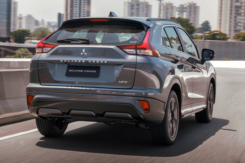 Mitsubishi Eclipse Cross 2023 (8) Com linhas menos ousadas, foi possível aumentar o porta-malas. Novidades também estão no para-choque e no skid plate, que pode ser da cor do veículo