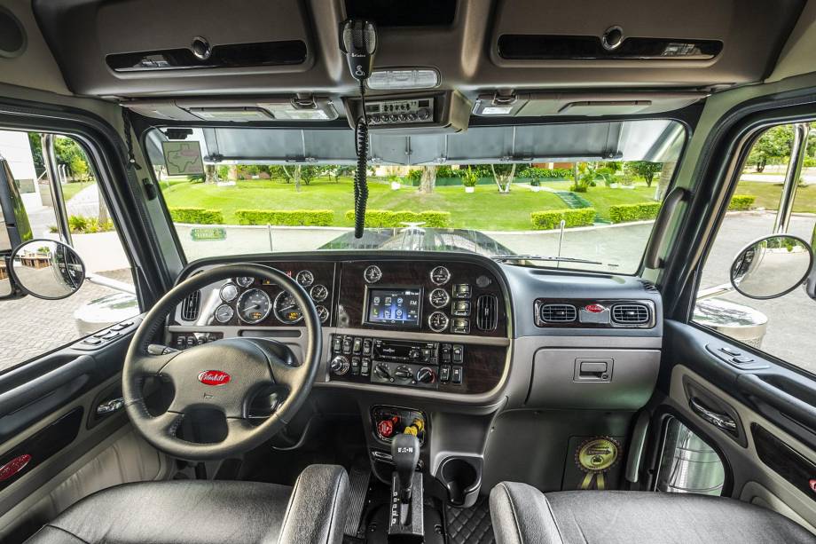 Cabine é muito mais estreita do que você imagina Cabine é muito mais estreita do que você imagina