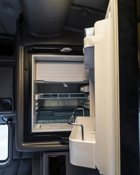 Geladeira e, logo abaixo, um cabideiro Geladeira e, logo abaixo, um cabideiro