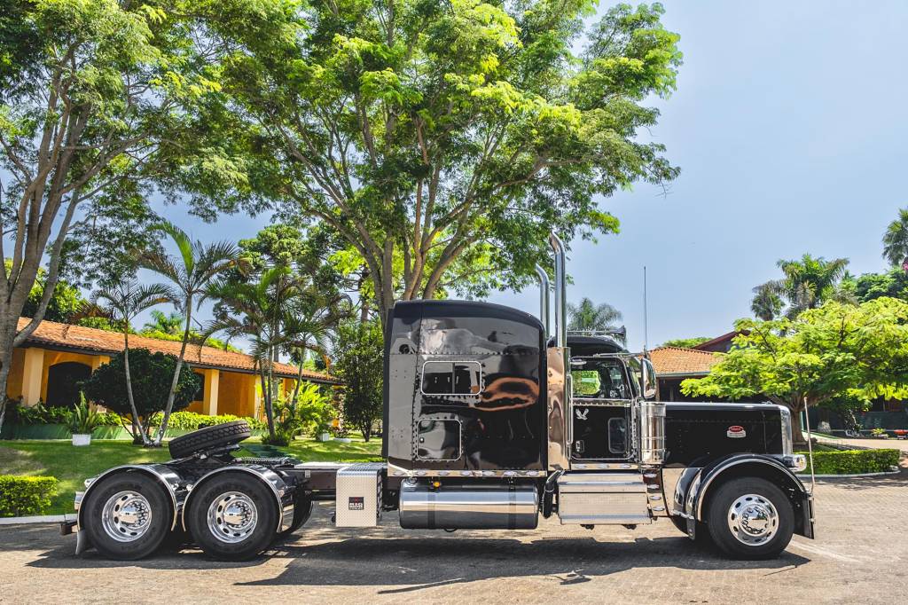 Peterbilt 389 Legendary Edition (3) Peterbilt 389 Legendary Edition