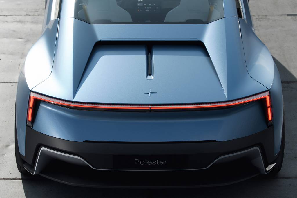 Polestar O2 Drone sai de fenda traseira e desliza por um pequeno trilho