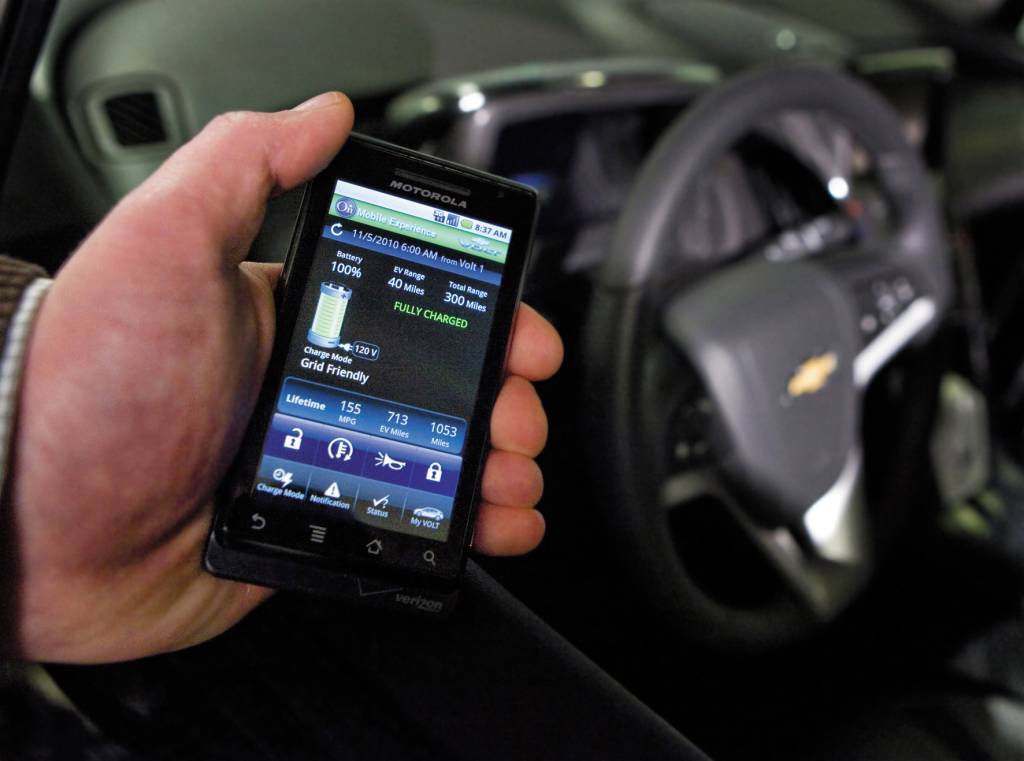 Impressões Aparelho de celular que avisa quando arecarga está completa do Volt, automóvel elétrico modelo 2010 da Chevrolet, testado pela revista Quatro Rodas.