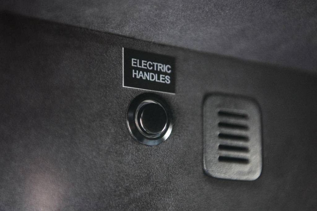 Armored-Aston-Martin-Vantage-4 Vantage blindado botão maçaneta eletrica