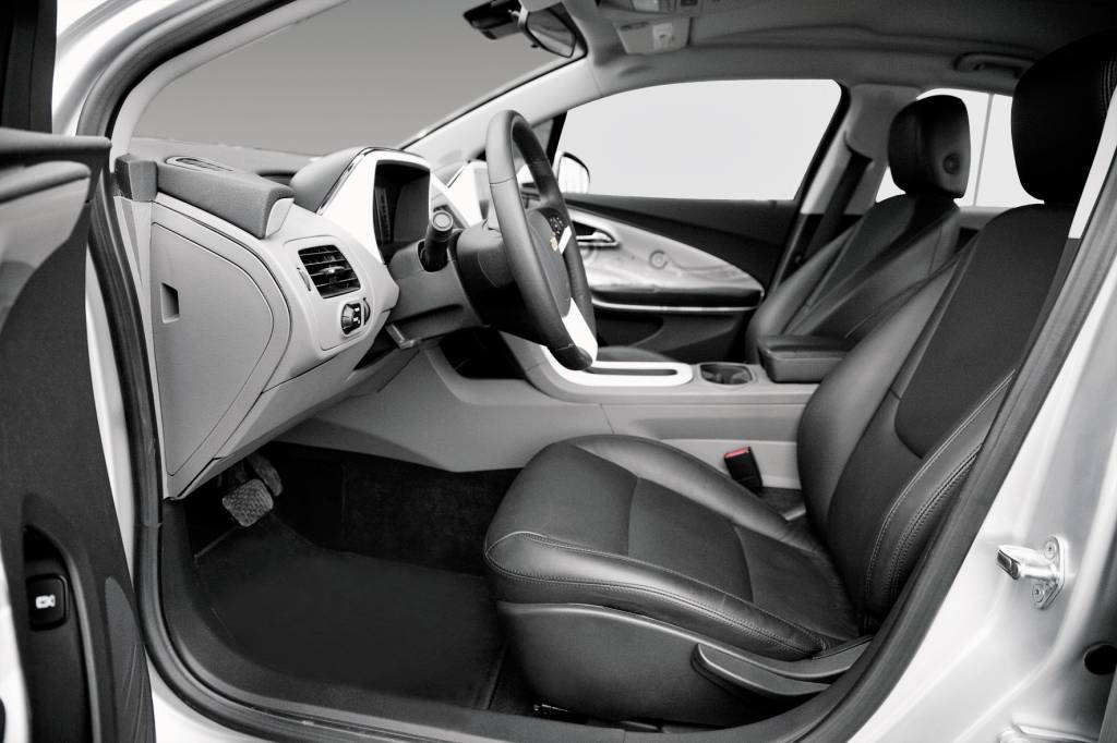 Impressões Banco dianteiro do Volt, automóvel elétrico modelo 2010 da Chevrolet, testado pela revista Quatro Rodas.