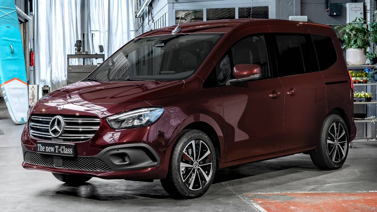 Die neue Mercedes-Benz T-Klasse – Exterieur, rubellitrot metallic The new Mercedes-Benz T-Class – Exterior, rubellite red metallic