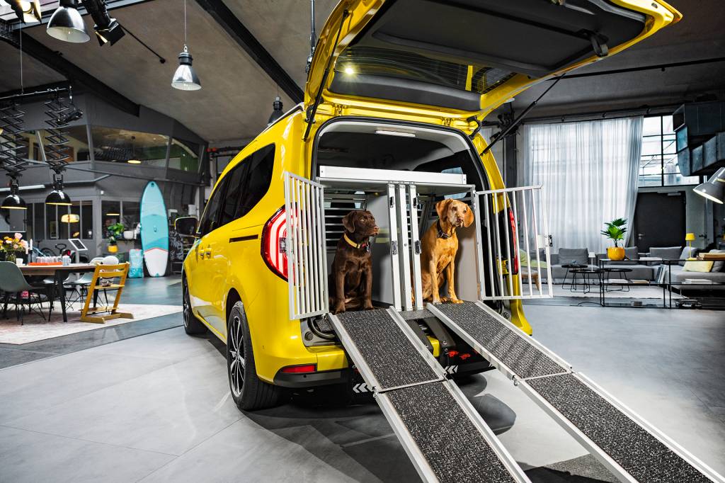 Die neue Mercedes-Benz T-KlasseThe new Mercedes-Benz T-Class Die neue Mercedes-Benz T-Klasse – Exterieur, limonitgelb metallic The new Mercedes-Benz T-Class – Exterior, limonite yellow metallic