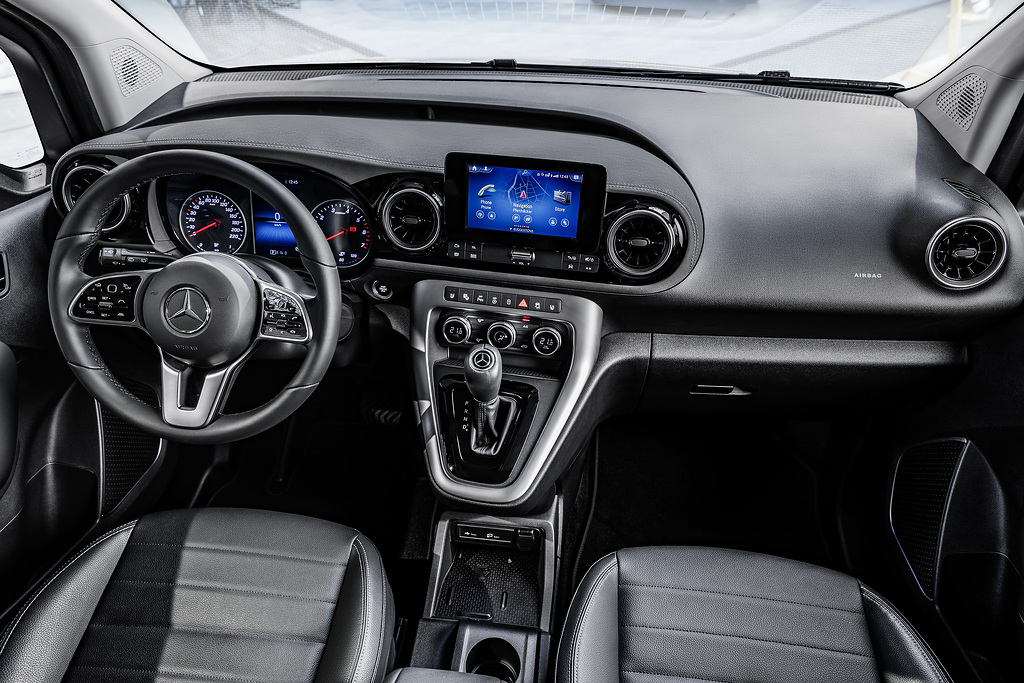 Die neue Mercedes-Benz T-KlasseThe new Mercedes-Benz T-Class Die neue Mercedes-Benz T-Klasse – Interieur, rubellitrot metallic The new Mercedes-Benz T-Class – Interior, rubellite red metallic