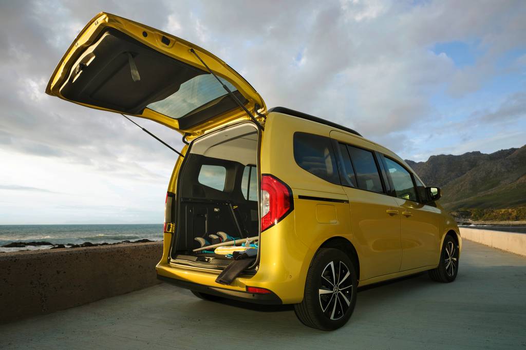 Die neue Mercedes-Benz T-KlasseThe new Mercedes-Benz T-Class Die neue Mercedes-Benz T-Klasse – Exterieur, limonitgelb metallic The new Mercedes-Benz T-Class – Exterior, limonite yellow metallic