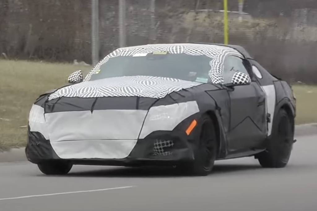 Mustang 2024 Frente Lado Mustang 2024 com camuflagem