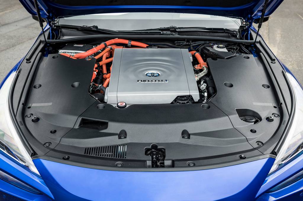 toyota_mirai_467 Célula de combustível fica sob o capô, enquanto os tanques de hidrogênio ficam próximos ao solo