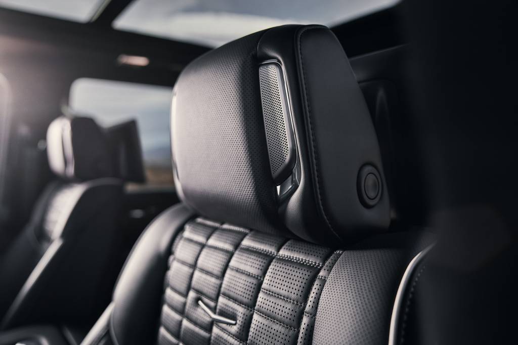 Cadillac Escalade-V Bancos em couro tem alto-falantes nos encostos de cabeça