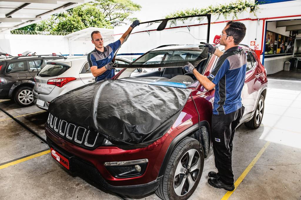 É possível quebrar o para-brisa de um carro com um tapa?