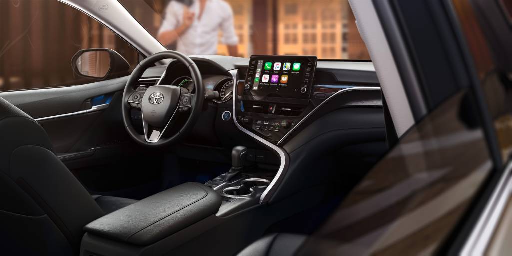 Toyota Camry 2023 Interior recebeu apliques em prata no volante e na manopla do câmbio