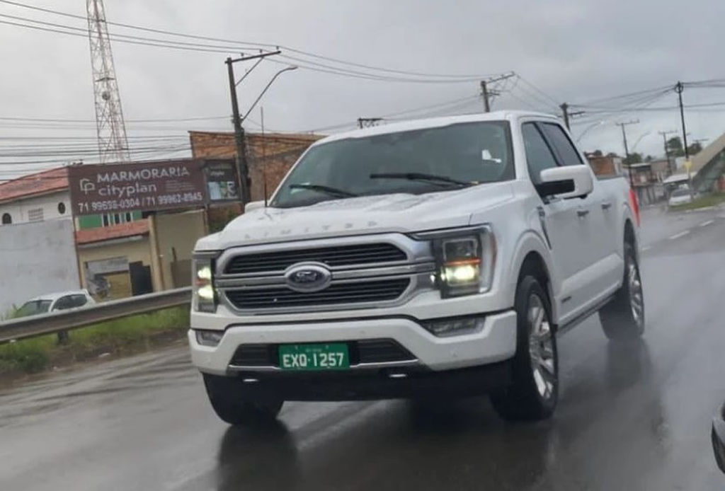 flagra-f-150 Já confirmada ao Brasil, a picape F-150 participava de comboio na Bahia