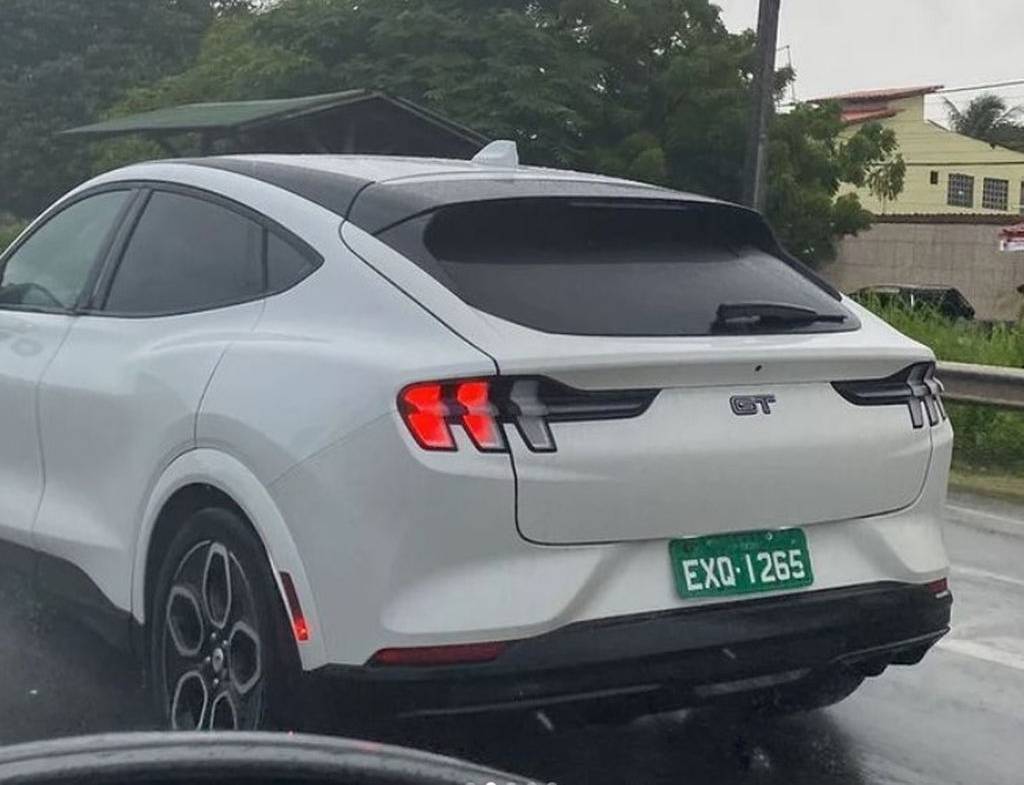 flagra-mustang SUV e elétrico, o Mustang Mach-E também foi visto no Brasil