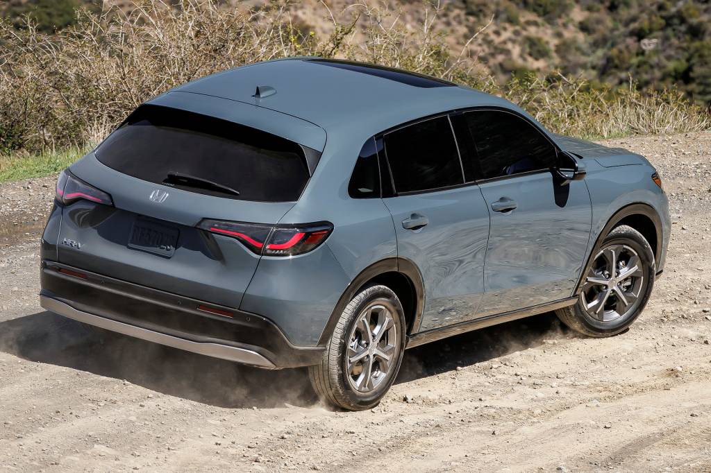 2023 Honda HR-V EX-L Coluna C, lanternas e vincos laterais são semelhantes aos da nova linha City