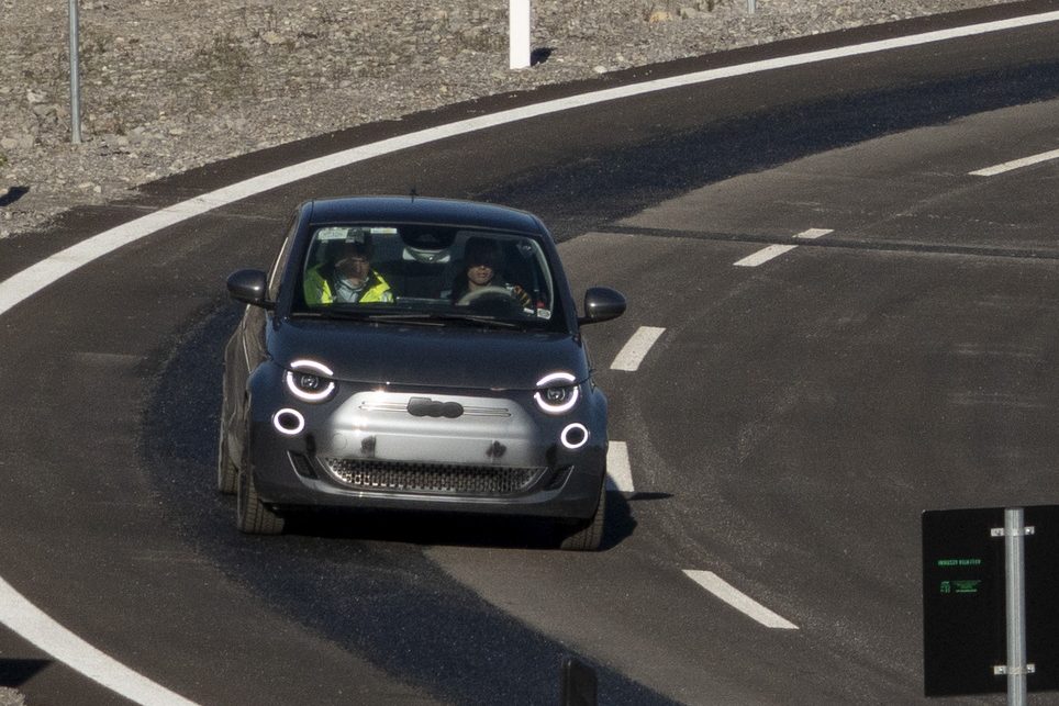 Fiat 500e testado em asfalto com carregadores por indução