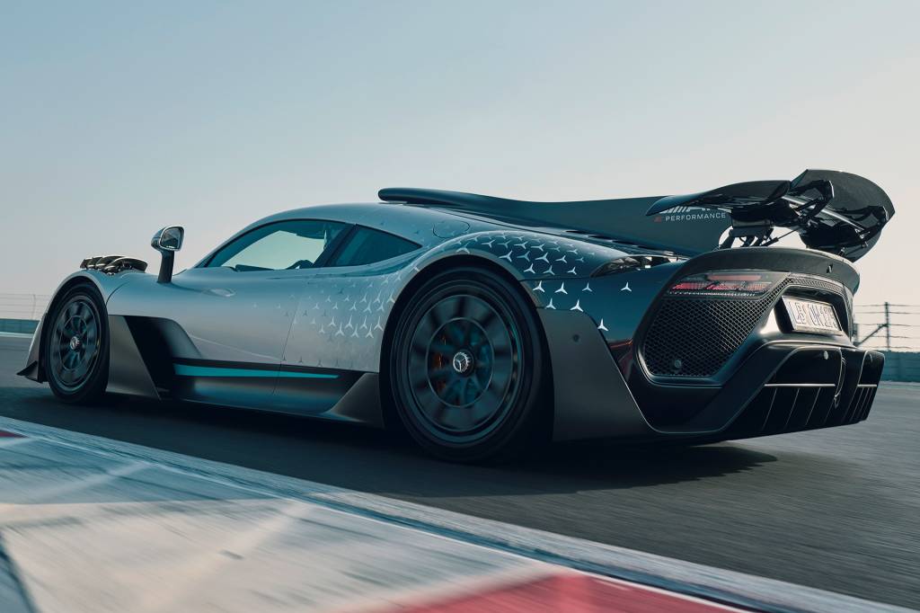 Mercedes-AMG ONE Mercedes-AMG ONE (Kraftstoffverbrauch gewichtet, kombiniert: 8,7 l/100 km; CO2‑Emissionen gewichtet, kombiniert: 198 g/km; Stromverbrauch gewichtet, kombiniert: 32 kWh/100 km) // Mercedes-AMG ONE (fuel consumption weighted, combined: 8.7 l/100 km; CO2 emissions weighted, combined: 198 g/km; electricity consumption weighted, combined: 32 kWh/100 km)