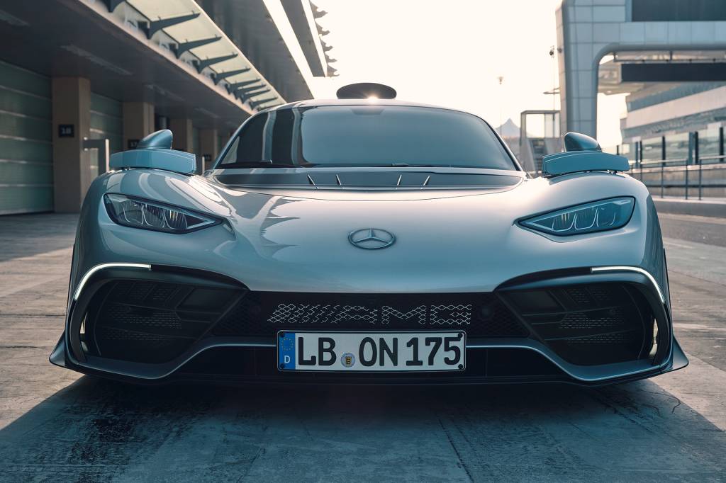Mercedes-AMG ONE Mercedes-AMG ONE (Kraftstoffverbrauch gewichtet, kombiniert: 8,7 l/100 km; CO2‑Emissionen gewichtet, kombiniert: 198 g/km; Stromverbrauch gewichtet, kombiniert: 32 kWh/100 km) // Mercedes-AMG ONE (fuel consumption weighted, combined: 8.7 l/100 km; CO2 emissions weighted, combined: 198 g/km; electricity consumption weighted, combined: 32 kWh/100 km)
